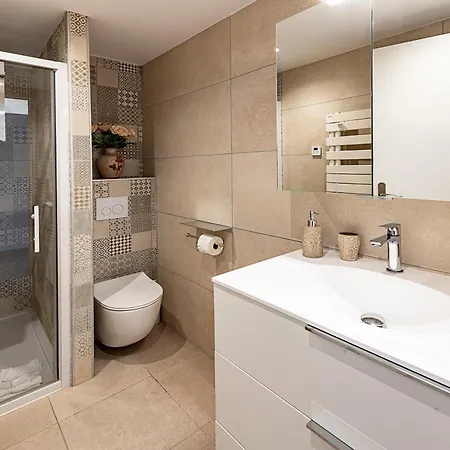 L'elysium - Exceptional 220 Sqm Penthouse - Private Terrace & Jacuzzi - Ac - 3 Parking Spaces Apartman